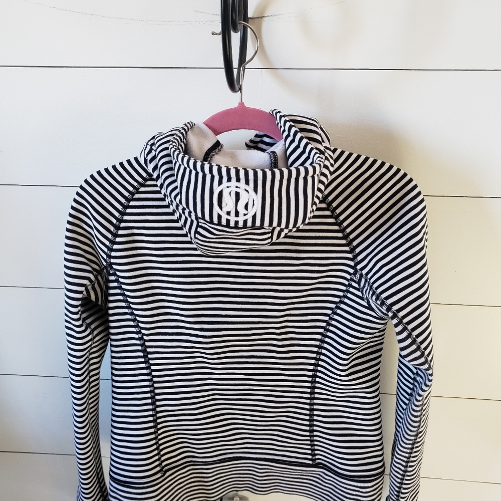 Lululemon scuba hoodie Black 🖤🤍 White